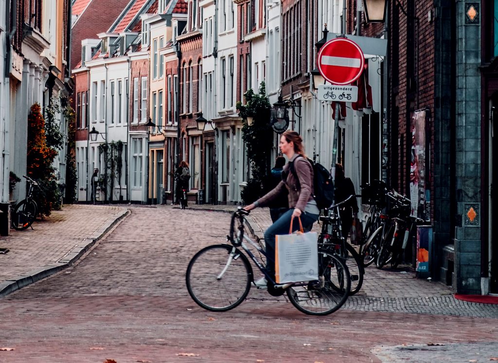 La bicicleta ayuda a reducir las emisiones de CO2 provocadas por el transporte urbano y puede ser un gran aliado para luchar contra el cambio climático.