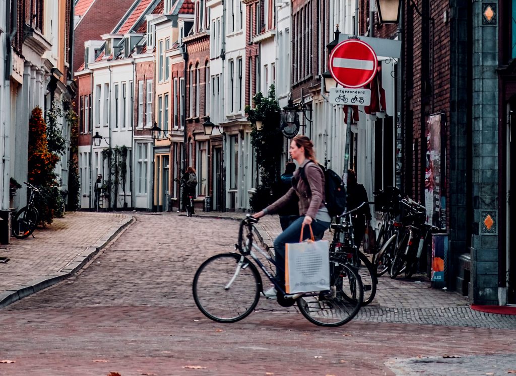 Using bicycles helps to reduce CO2 emissions caused by urban transport and can be a great ally in the fight against climate change.