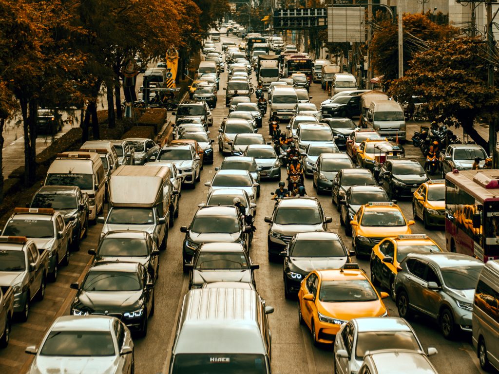 Traffic jams even on a 5-lane avenue.